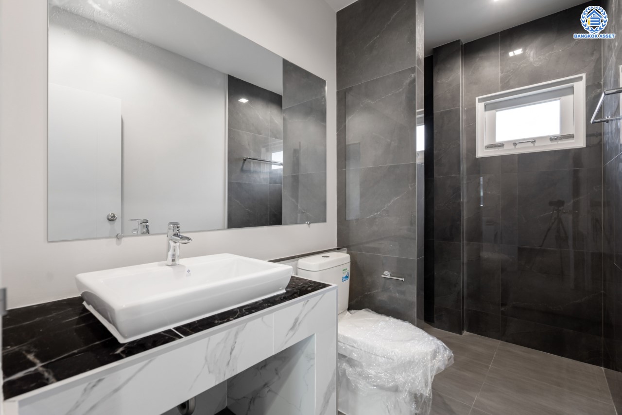 บ้านมือสองตกแต่งใหม่ ม.ธนทอง เอลลิแกนท์โฮม บางบอน4 รองรับทุกความสุข เนื้อที่ 118.1 ตร.ว. ฟังก์ชัน 5 ห้องนอน 5 ห้องน้ำ 1 ห้องแม่บ้าน จอดรถได้ 2 คัน พร้อม Living Area กว้างขวาง บนทำเลใกล้ทางด่วนเพชรเกษม, The Mall บางแค เชื่อมต่อ ถ.พุทธมณฑลสาย4 และ ถ.กาญจนาฯ